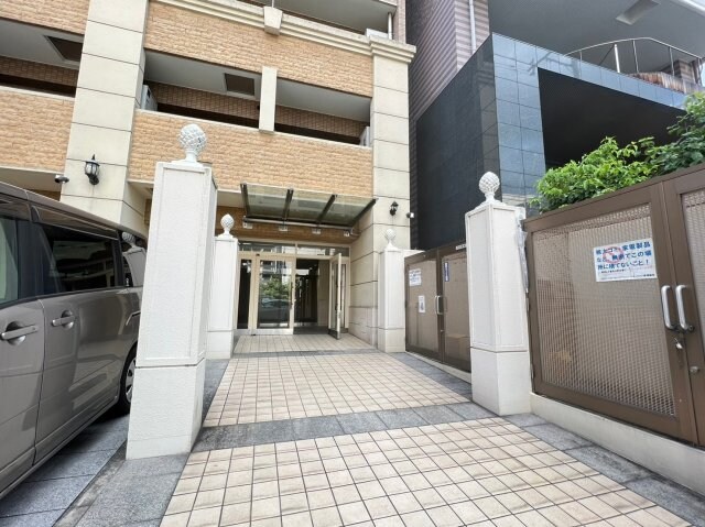 物件外観写真2　(ゆとりのあるエントランスです)