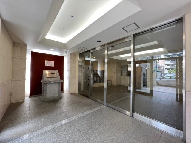 物件外観写真3　(ゆとりのあるロビーです)