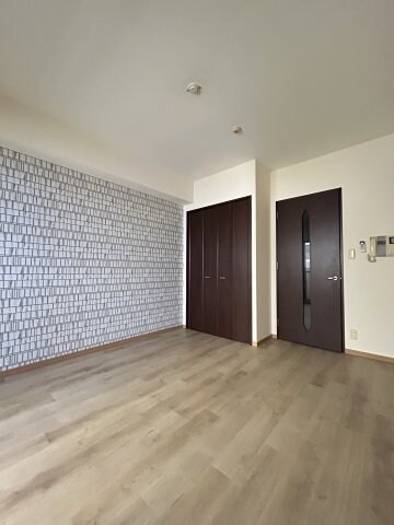 物件内観写真9　(開放的な寝室です)