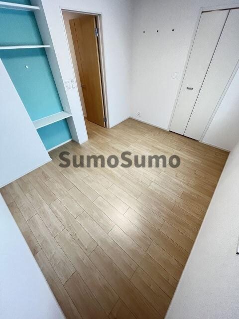 物件内観写真5　(落ち着いた色調の寝室です)