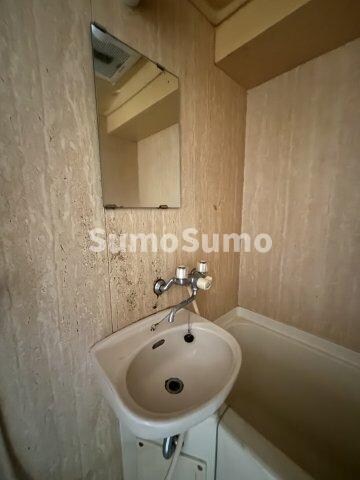 物件内観写真11　(明るい洗面所です)