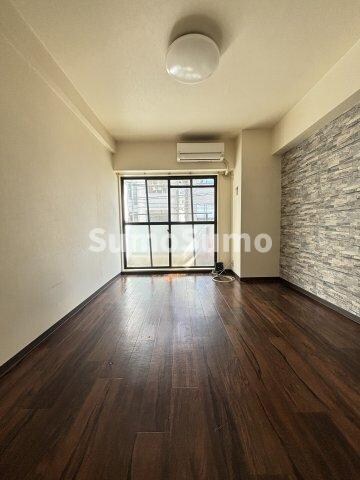 物件内観写真15　(ゆったりとした居間です)