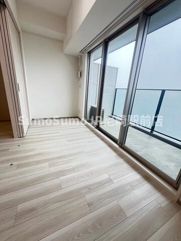 物件内観写真21　(落ち着いた色調の寝室です)