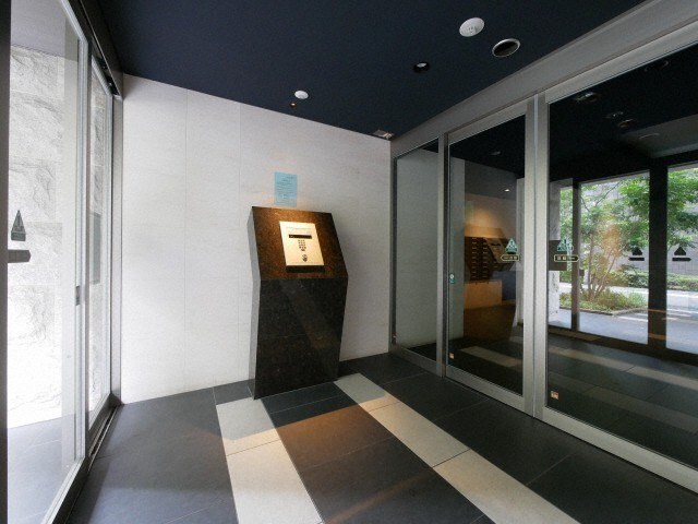 物件外観写真3　(清潔なロビーです)