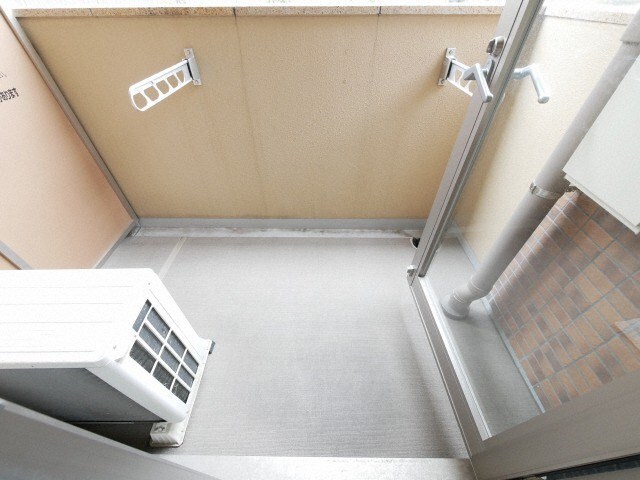 物件内観写真9　(開放的で明るい空間を演出してくれるバルコニーです)