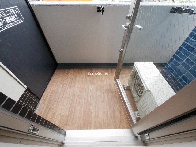 物件内観写真9　(開放的で明るい空間を演出してくれるバルコニーです)