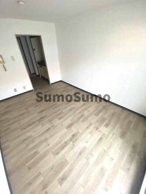 物件内観写真5　(こちらの居間で趣味の時間をお楽しみください)