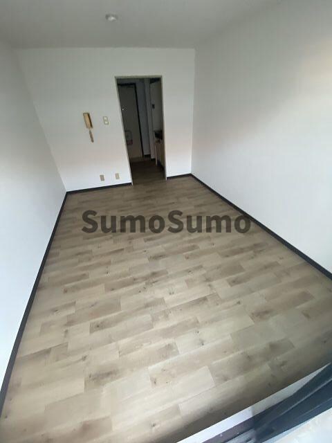 物件内観写真7　(開放的な寝室です)