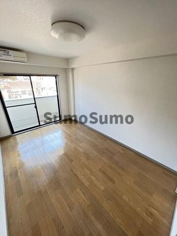 物件内観写真3　(こちらの居間で趣味の時間をお楽しみください)