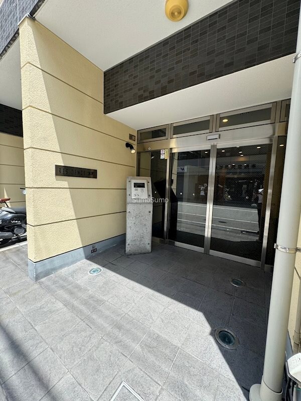 物件外観写真2　(清潔なエントランスです)