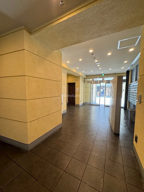 物件外観写真3　(落ち着いたロビーです)