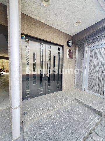 物件外観写真3　(落ち着いたエントランスです)