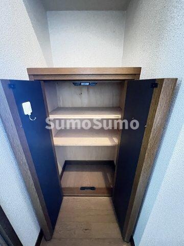 物件内観写真7　(小物を収納するのに便利です)