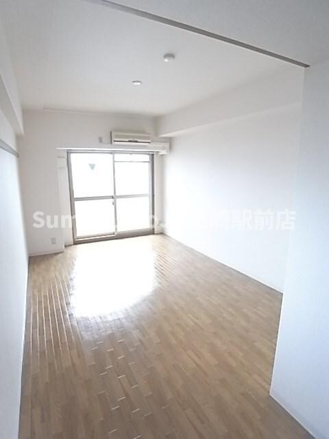 物件内観写真4　(こちらのリビングで趣味の時間をお楽しみください)