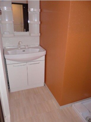 物件内観写真11　(明るい洗面所です)