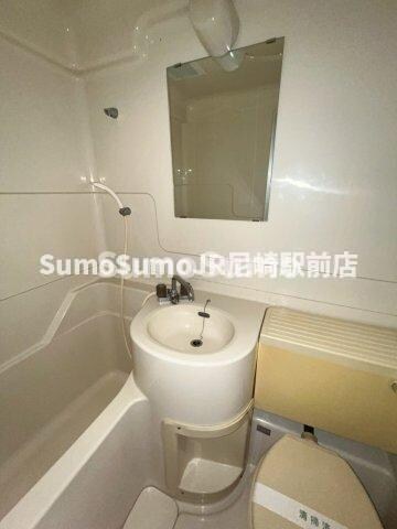 物件内観写真5　(明るい洗面所です)