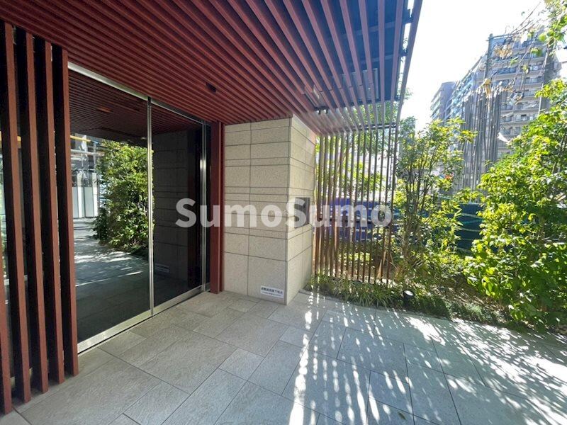 物件外観写真2　(落ち着いたエントランスです)