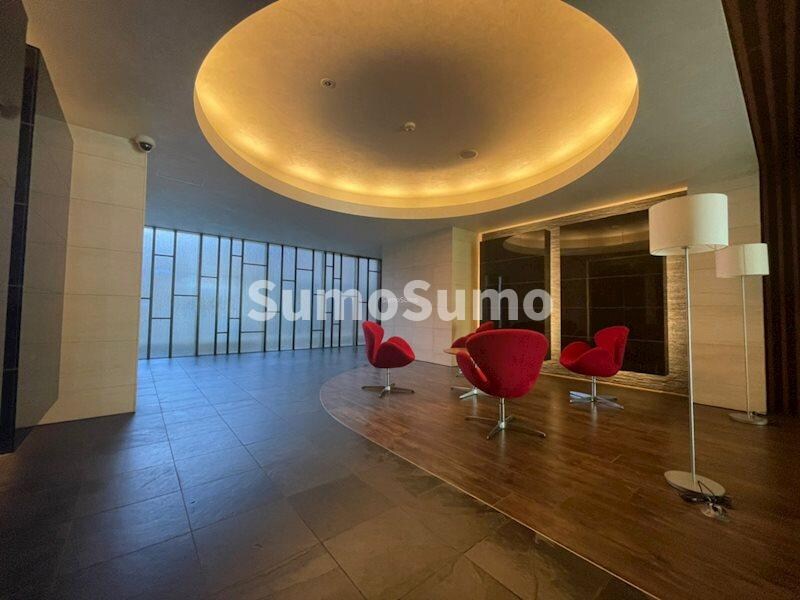 物件外観写真3　(落ち着いたロビーです)