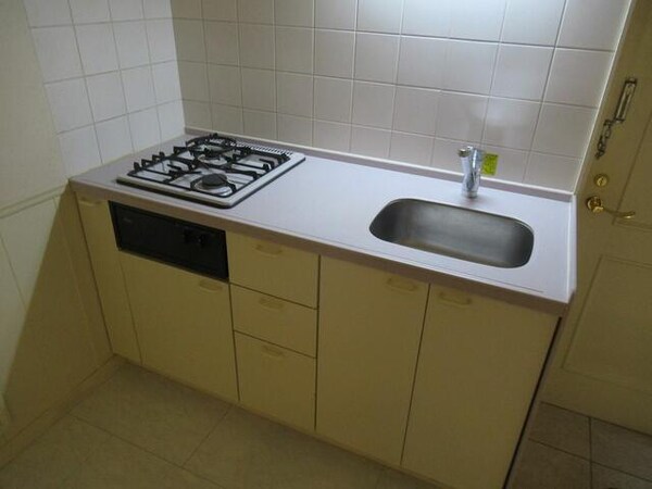 キッチン(同建物、別部屋の写真を使用し… )