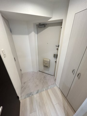 物件内観写真2　(収納もある玄関です)