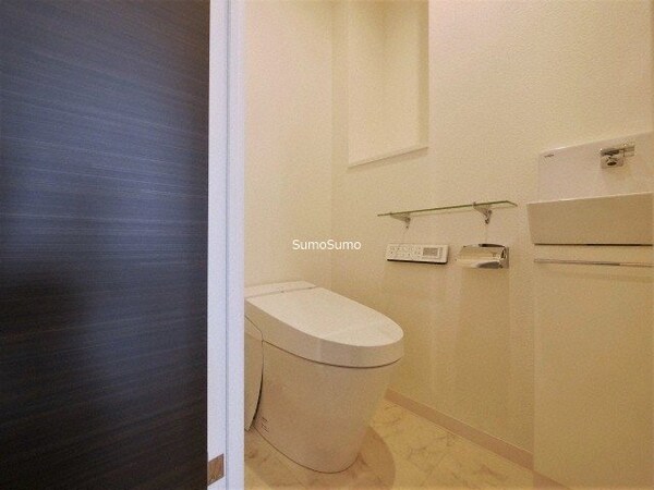 トイレ(落ち着いた色調のトイレです)