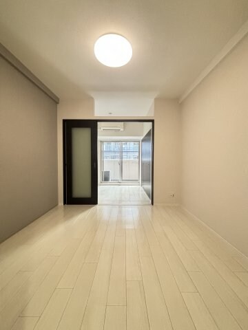 物件内観写真5　(こちらの居間で趣味の時間をお楽しみください)