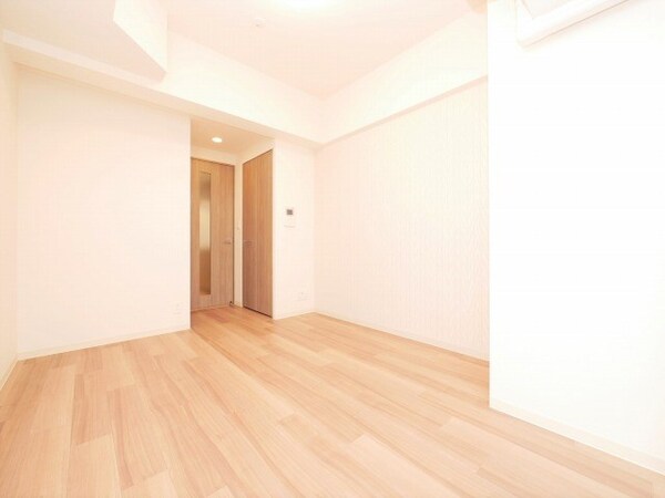 居室(こちらの居間で趣味の時間をお楽しみください)