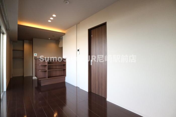 物件内観写真6　(こちらの居間で趣味の時間をお楽しみください)