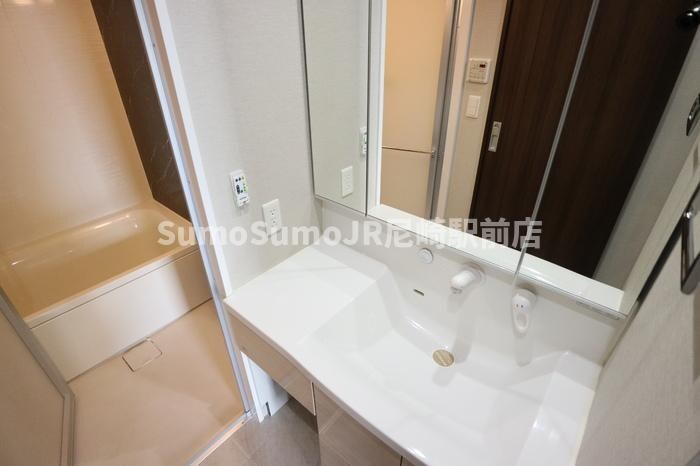 物件内観写真10　(独立洗面台、朝の身支度には欠かせません)