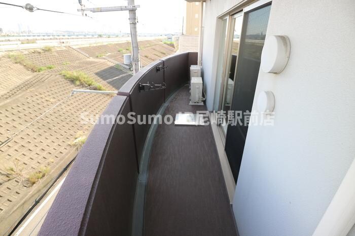 物件内観写真13　(開放的で明るい空間を演出してくれるバルコニーです)