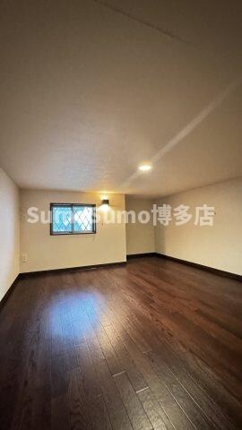 物件内観写真17　(落ち着いた色調の寝室です)