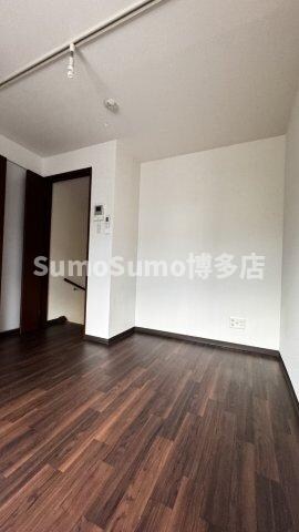 物件内観写真18　(こちらの居間で趣味の時間をお楽しみください)