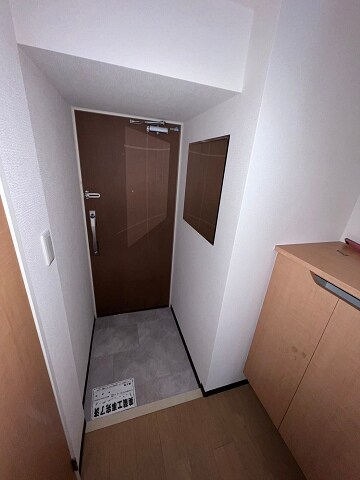 物件内観写真5　(明るい玄関です)