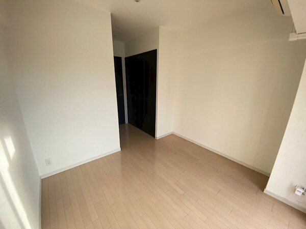 寝室(ゆとりの広さです)