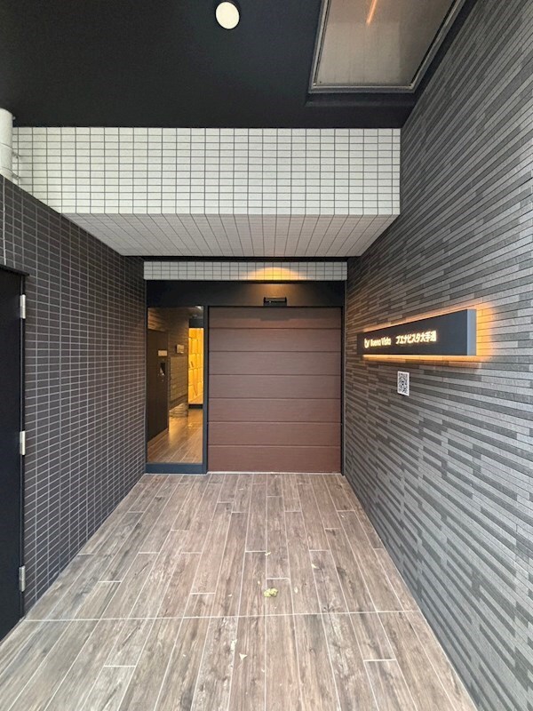 物件外観写真2　(清潔なエントランスです)