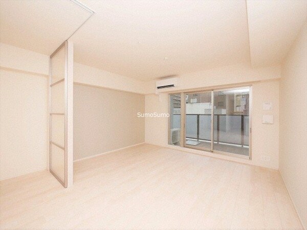 居室(こちらの居間で趣味の時間をお楽しみください)