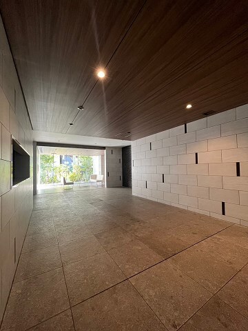 物件外観写真3　(清潔なロビーです)