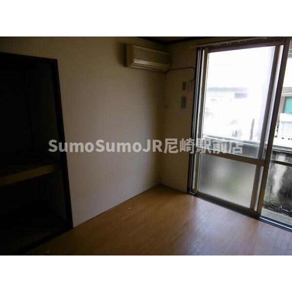 物件内観写真4　(ゆったり過ごせるリビングです)