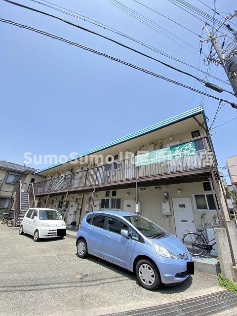 物件外観写真3　(車をお持ちの方に嬉しい駐車場付きの物件です)