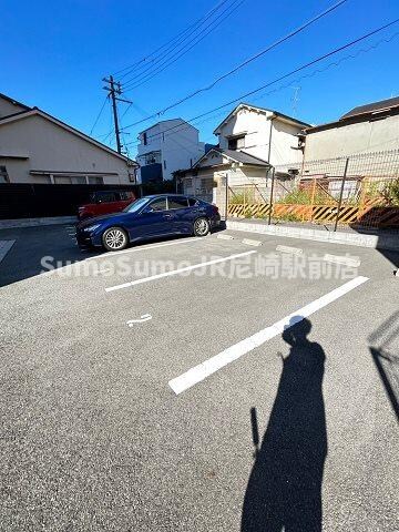 物件外観写真2　(駐車場があるので、車を買う予定の方も安心です)