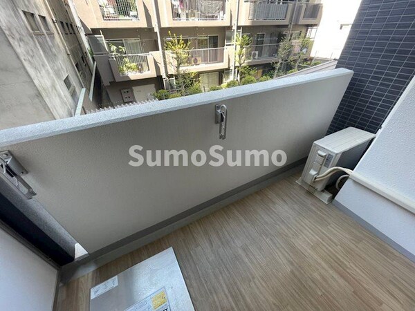 バルコニー(開放的で明るい空間を演出してくれるバルコニーです)