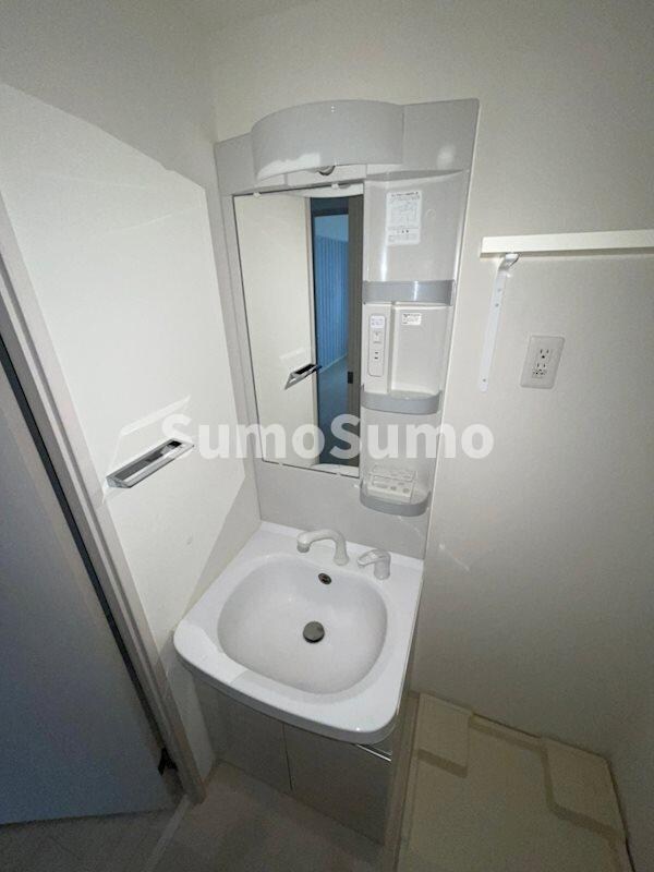 物件内観写真12　(明るい洗面所です)