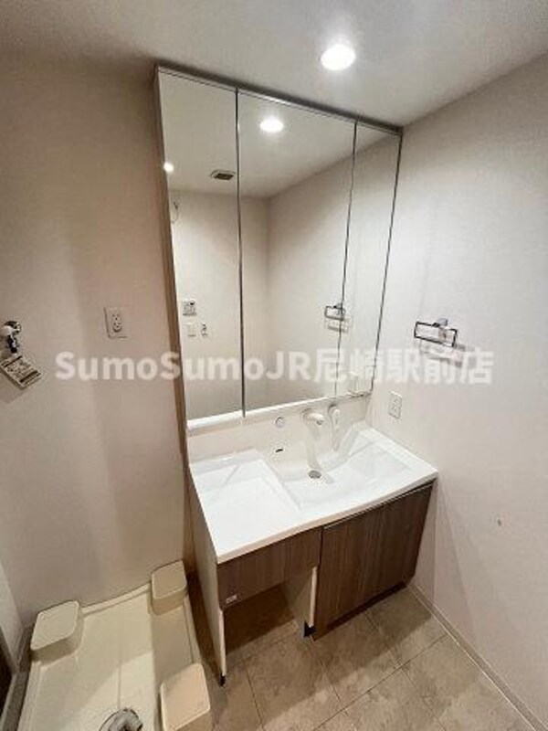 独立洗面台(独立洗面台、朝の身支度には欠かせません)