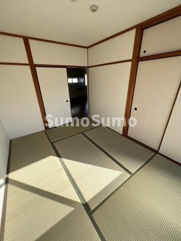 和室(和室ならではの温かな和の空間で寛ぎの時間を過ごせます)