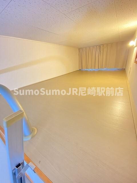 物件内観写真7　(落ち着いた色調の寝室です)