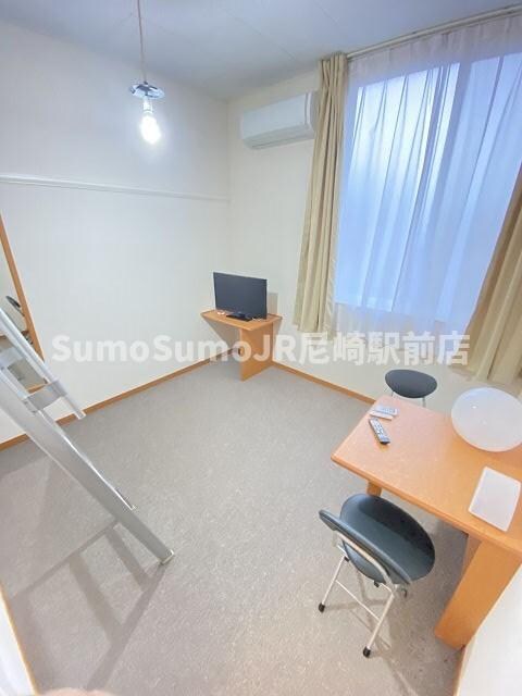 物件内観写真18　(ゆったりとした居間です)