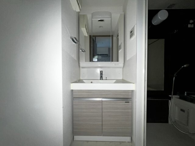 物件内観写真7　(ゆったりとスペースのある洗面所)