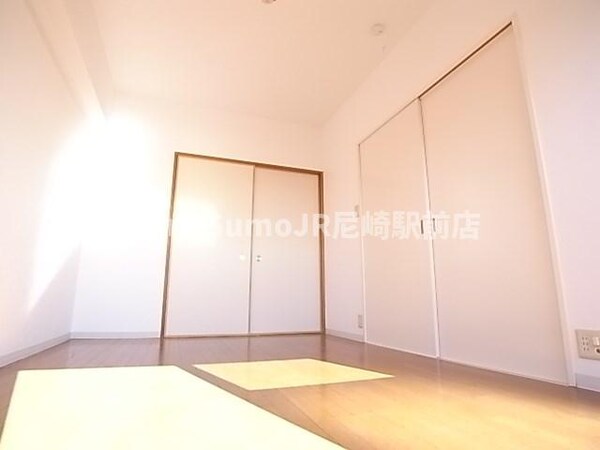 寝室(落ち着いて過ごせるお部屋なので、寝室にいかがでしょうか)