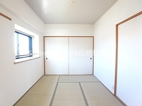和室(畳の上でゆっくりとくつろげる和室です)
