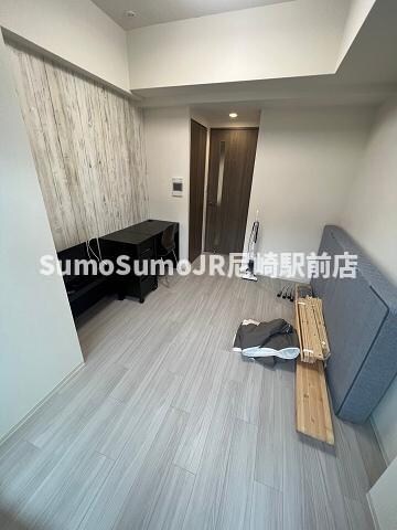 物件内観写真6　(落ち着いた色調の寝室です)